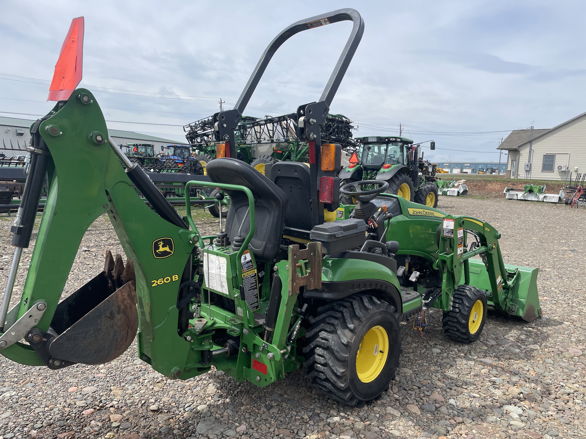 2020 John Deere 1025R Image 3