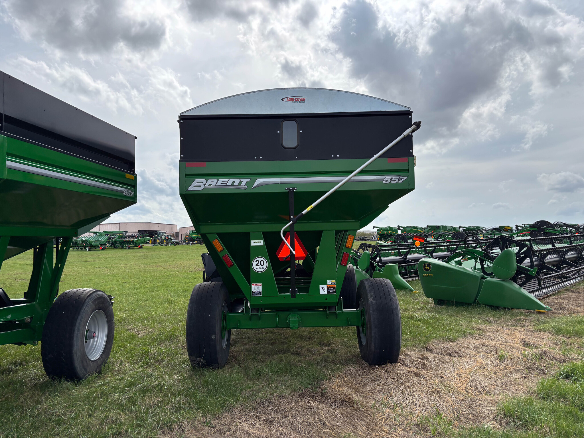 Used -- Brent 557 Grain Carts at Koenig Equipment in Anna, OH - PhotoXL2
