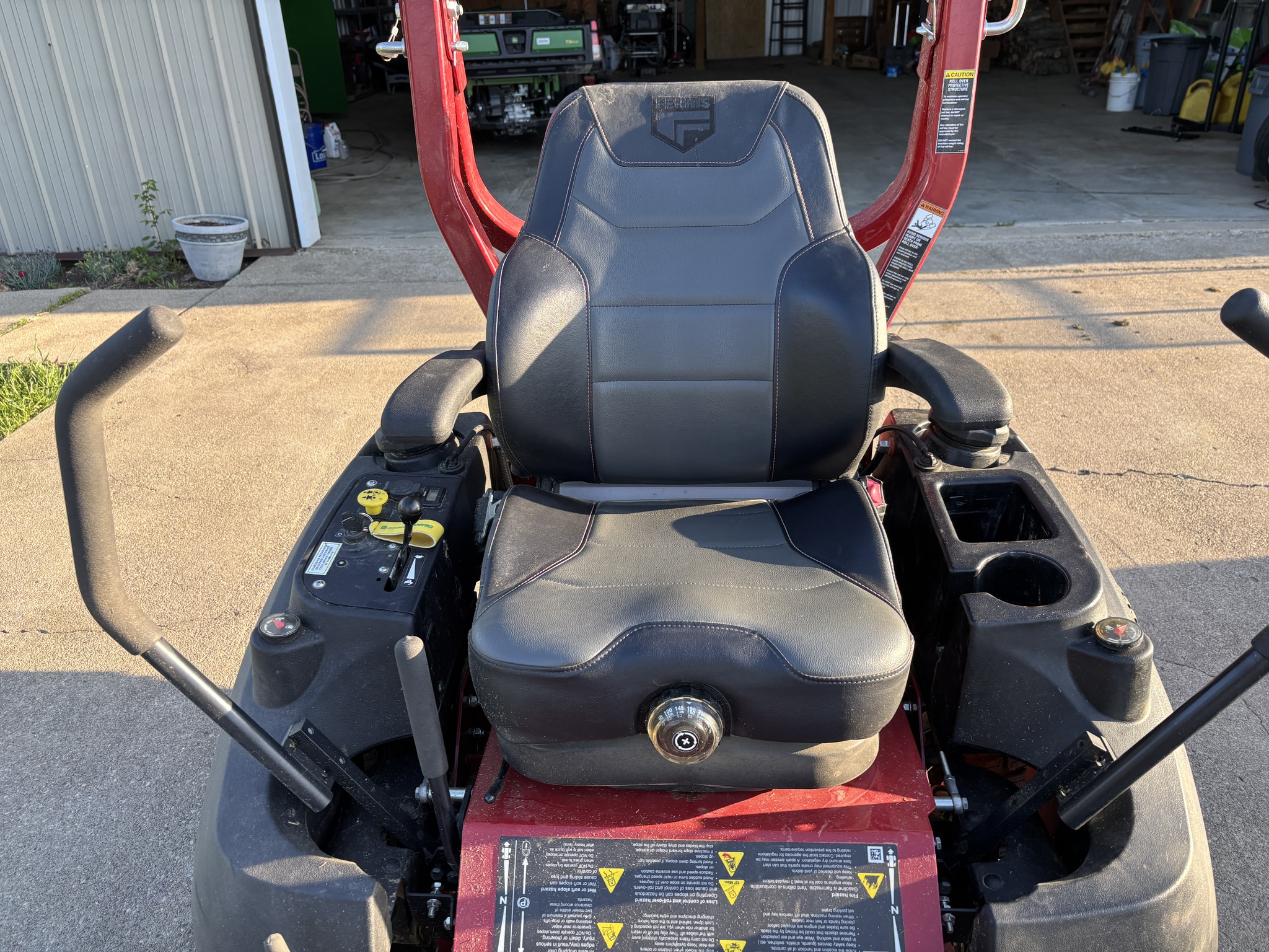 Used 2025 Ferris ISX2200 28 Zero Turn Mowers at Koenig Equipment in Richmond, IN - PhotoXL8