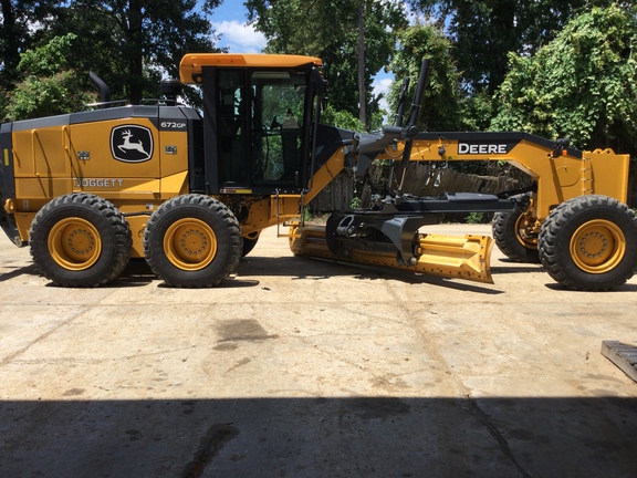 Photo of a  John Deere 672G