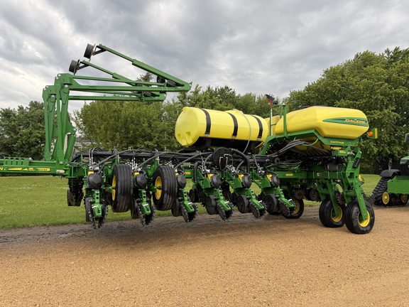  John Deere 1775NT