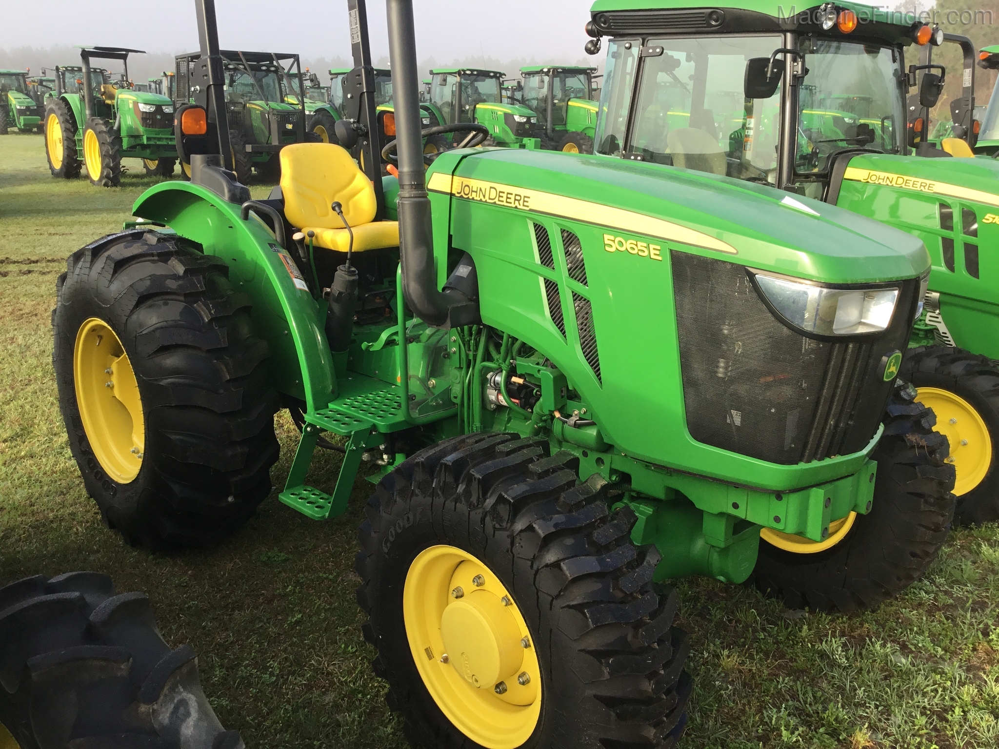 2016 John Deere 5065E Image 3