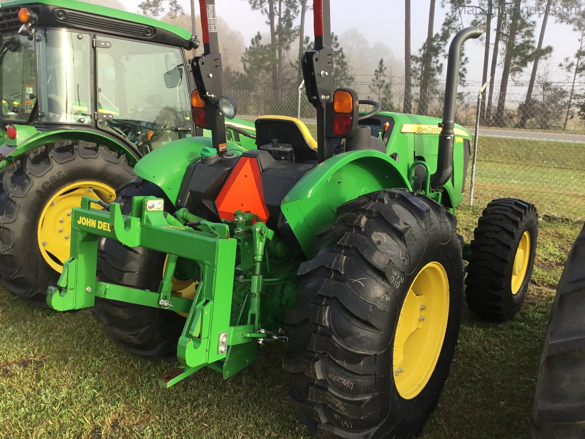 2016 John Deere 5065E Image 4