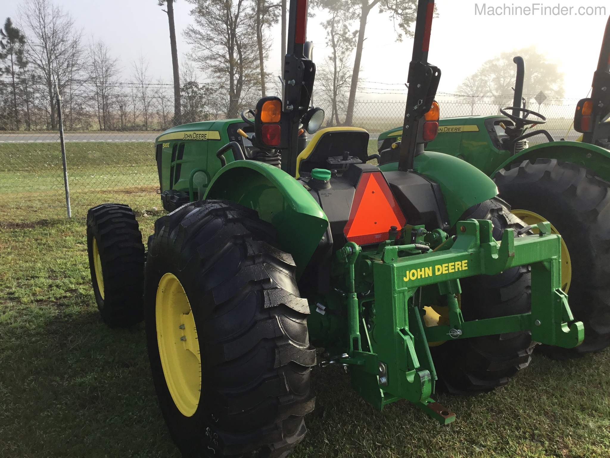 2016 John Deere 5065E Image 5