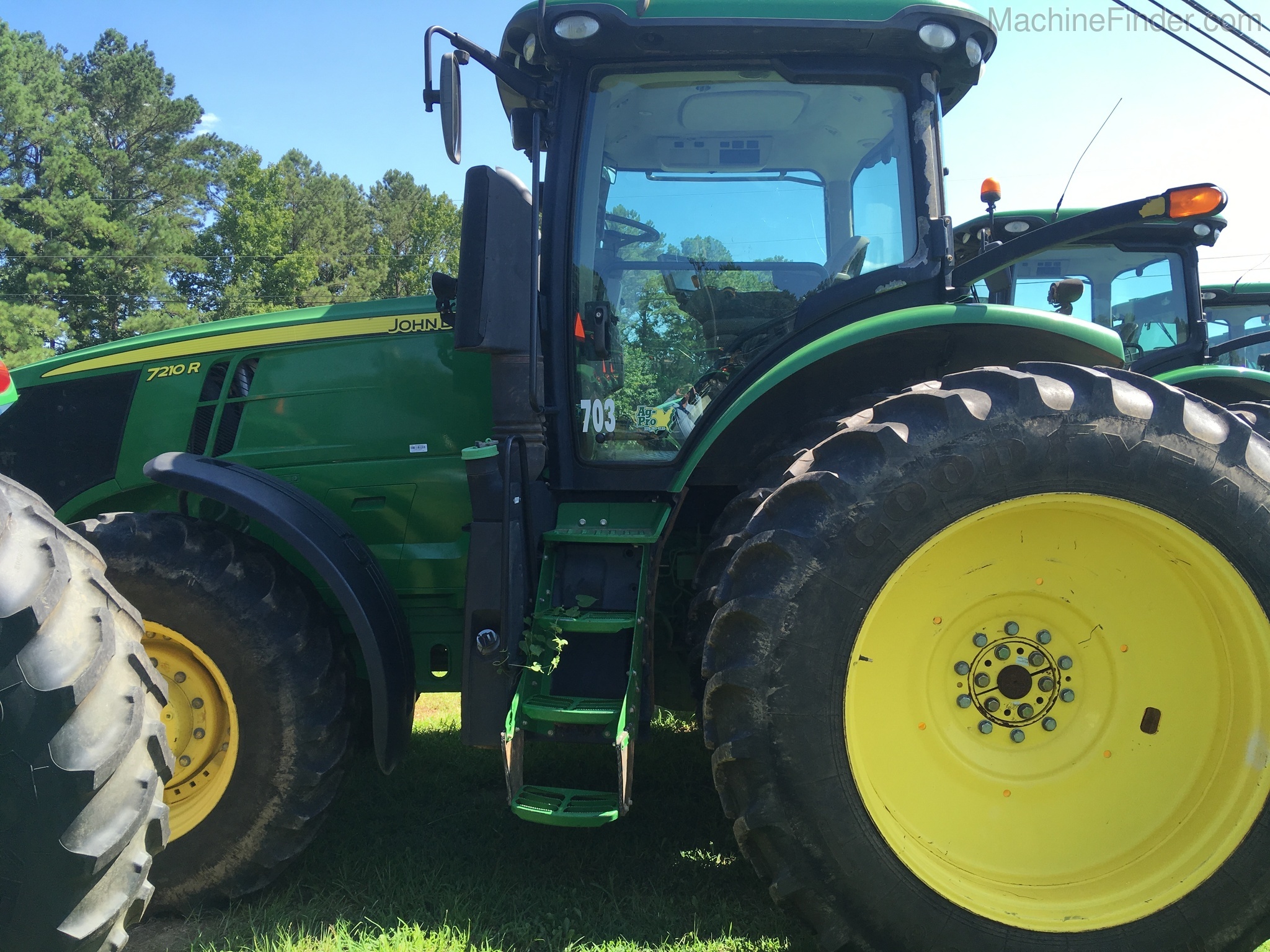 2014 John Deere 7210R Image 1