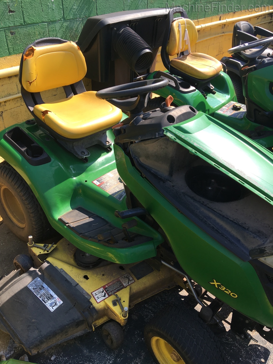 2009 John Deere X320 Image 2