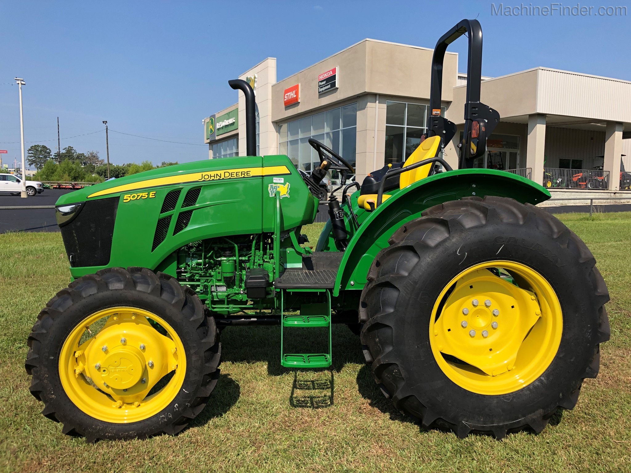 2020 John Deere 5075E Image 2