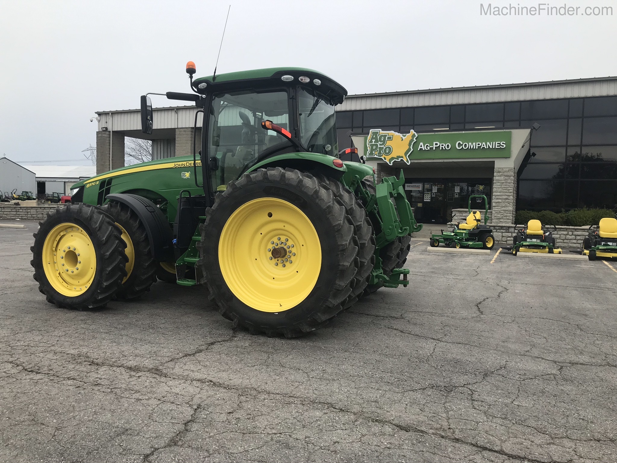 2019 John Deere 8370R Image 2