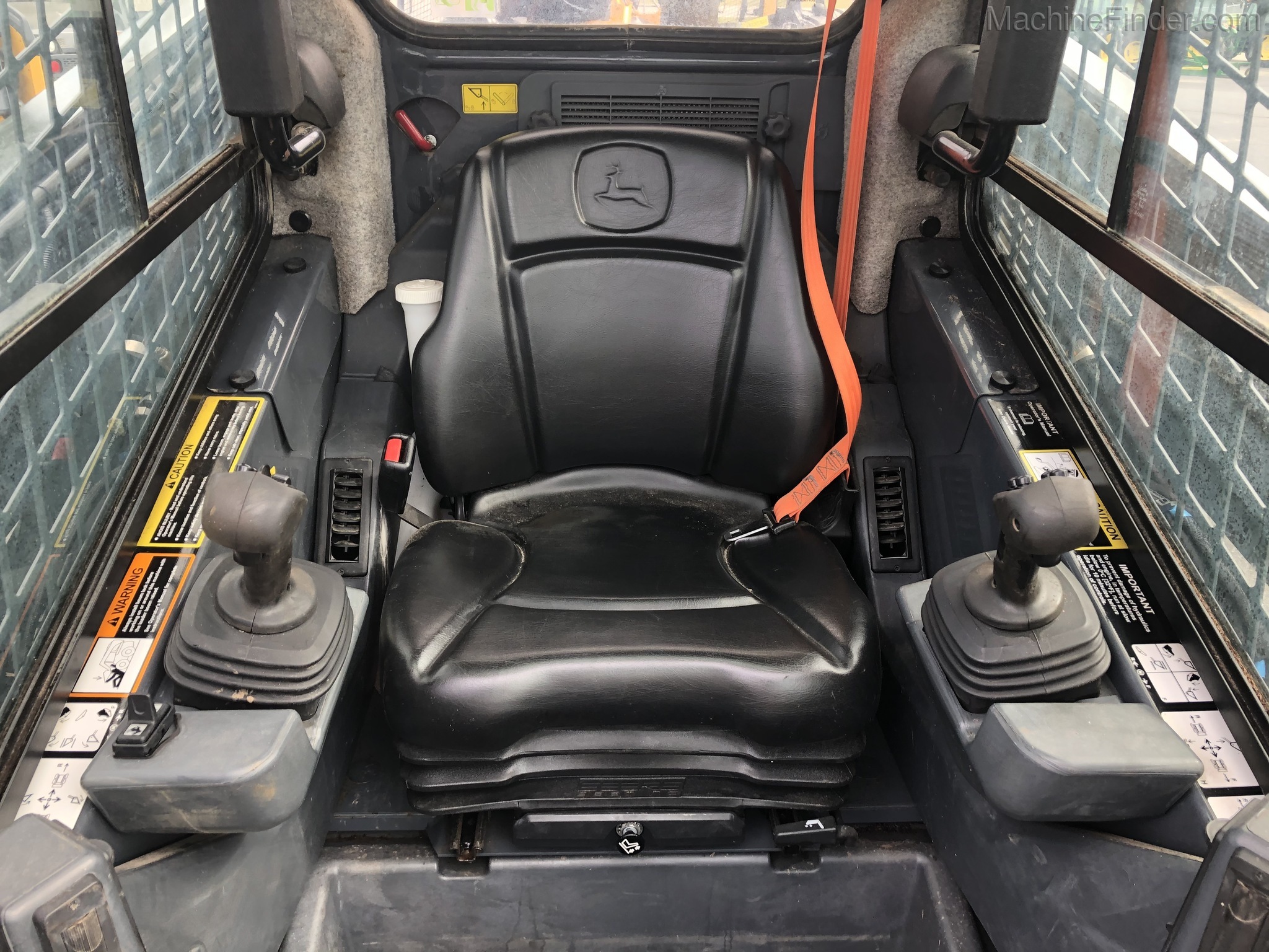 2018 John Deere 333G Image 6