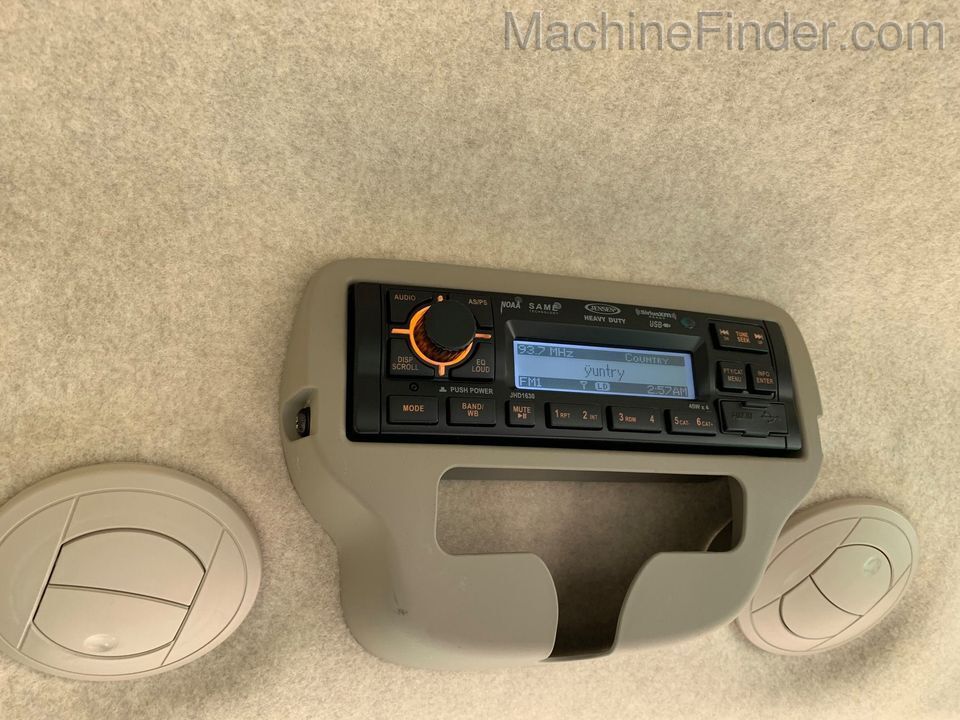 2020 John Deere 3046R CAB Image 3