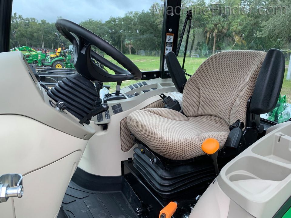 2020 John Deere 3046R CAB Image 4