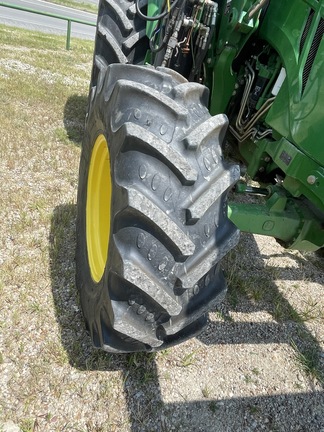 2017 John Deere 6105E Image 4