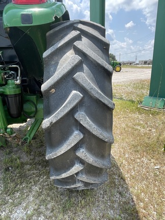 2017 John Deere 6105E Image 5