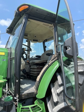 2017 John Deere 6105E Image 8