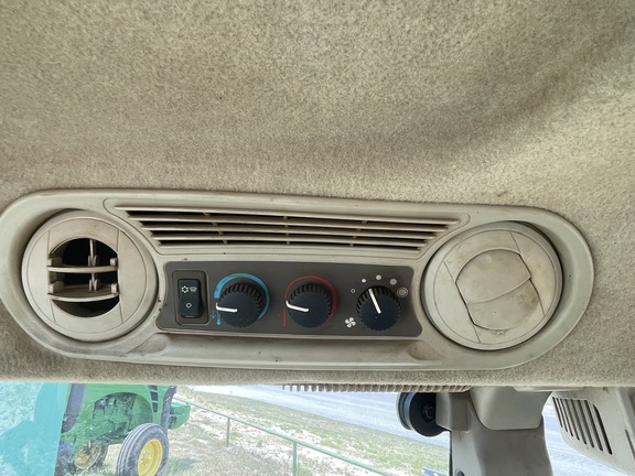 2017 John Deere 6105E Image 11