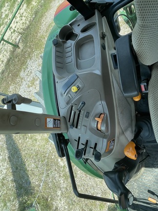2017 John Deere 6105E Image 12