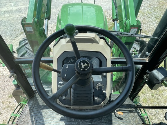 2017 John Deere 6105E Image 13