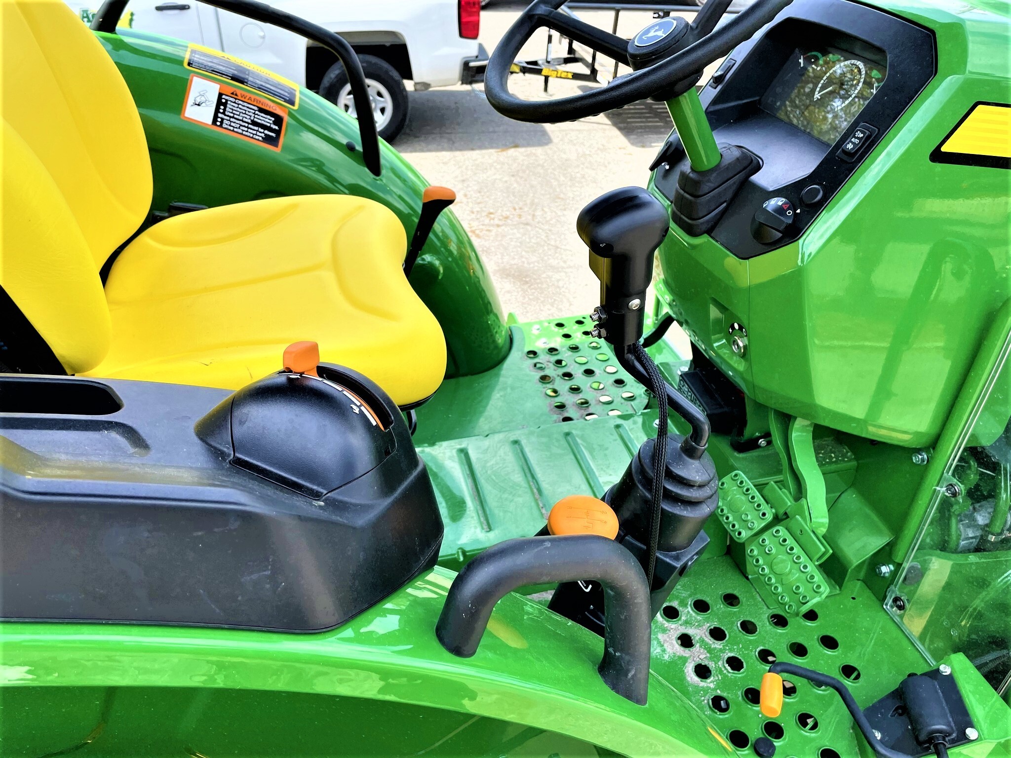 2023 John Deere 5045E Image 5