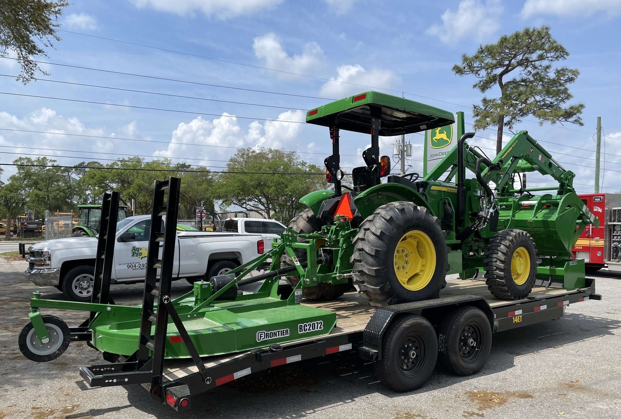 2023 John Deere 5045E Image 3