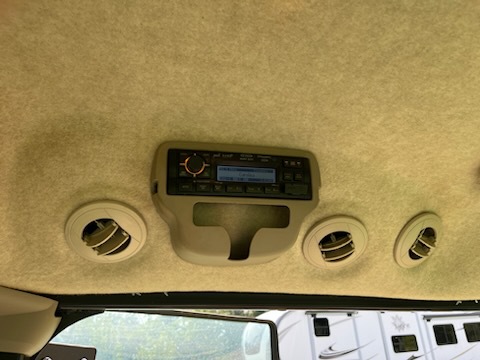 2021 John Deere 3046R Image 4