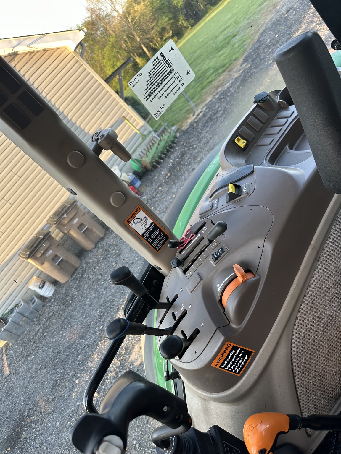 2022 John Deere 6135E Image 7