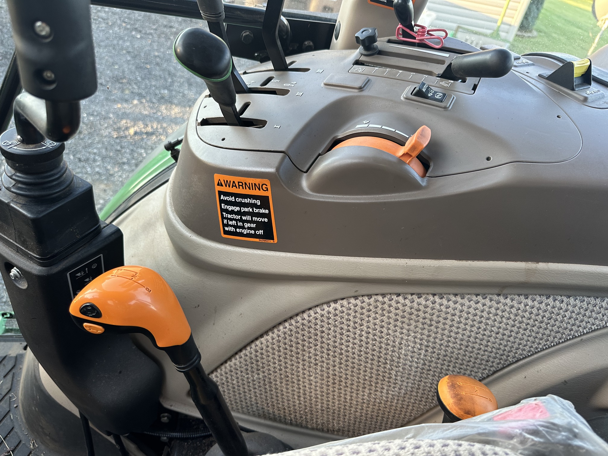 2022 John Deere 6135E Image 8