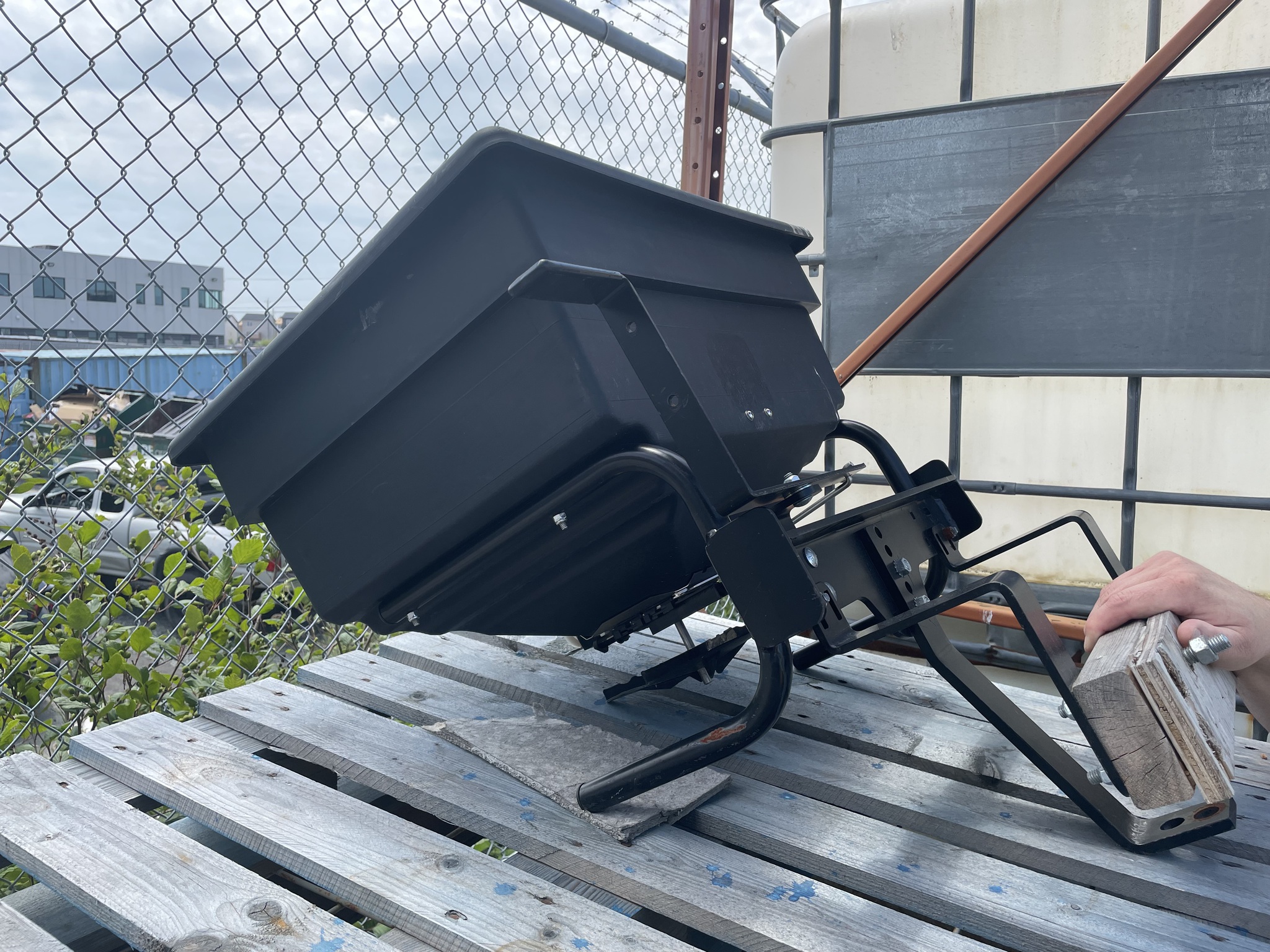 2016 John Deere X570 Image 13