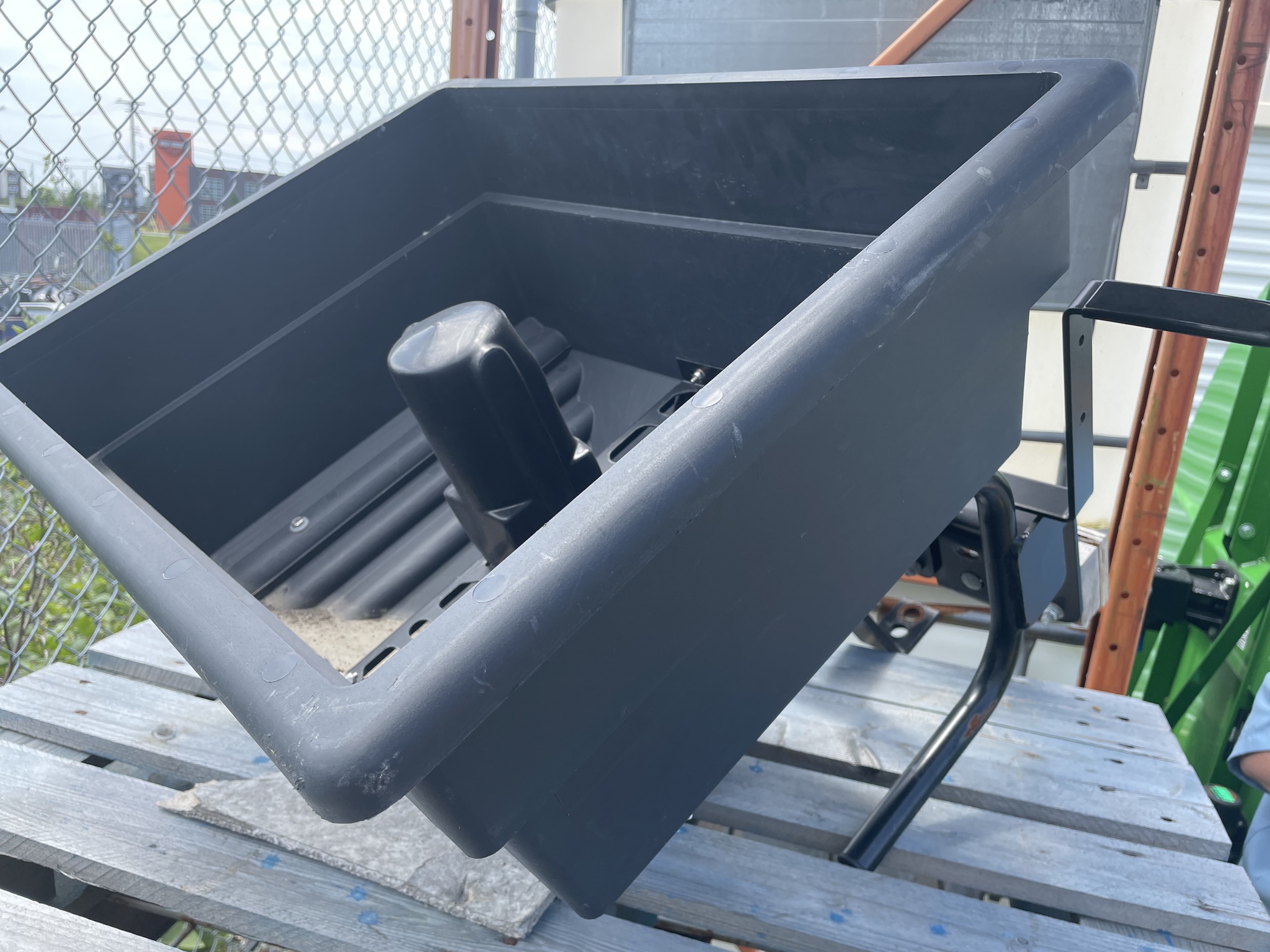 2016 John Deere X570 Image 15