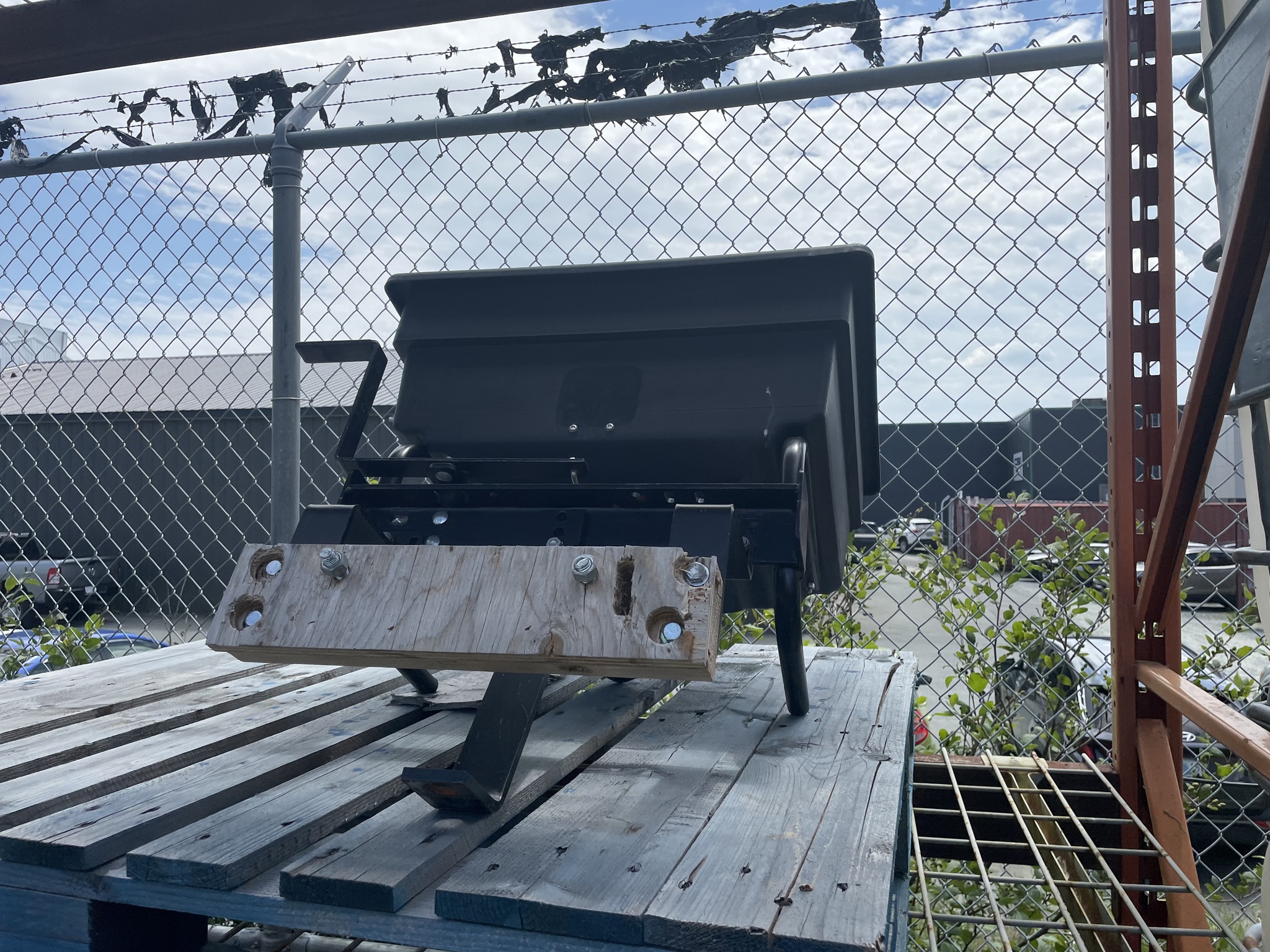 2016 John Deere X570 Image 12