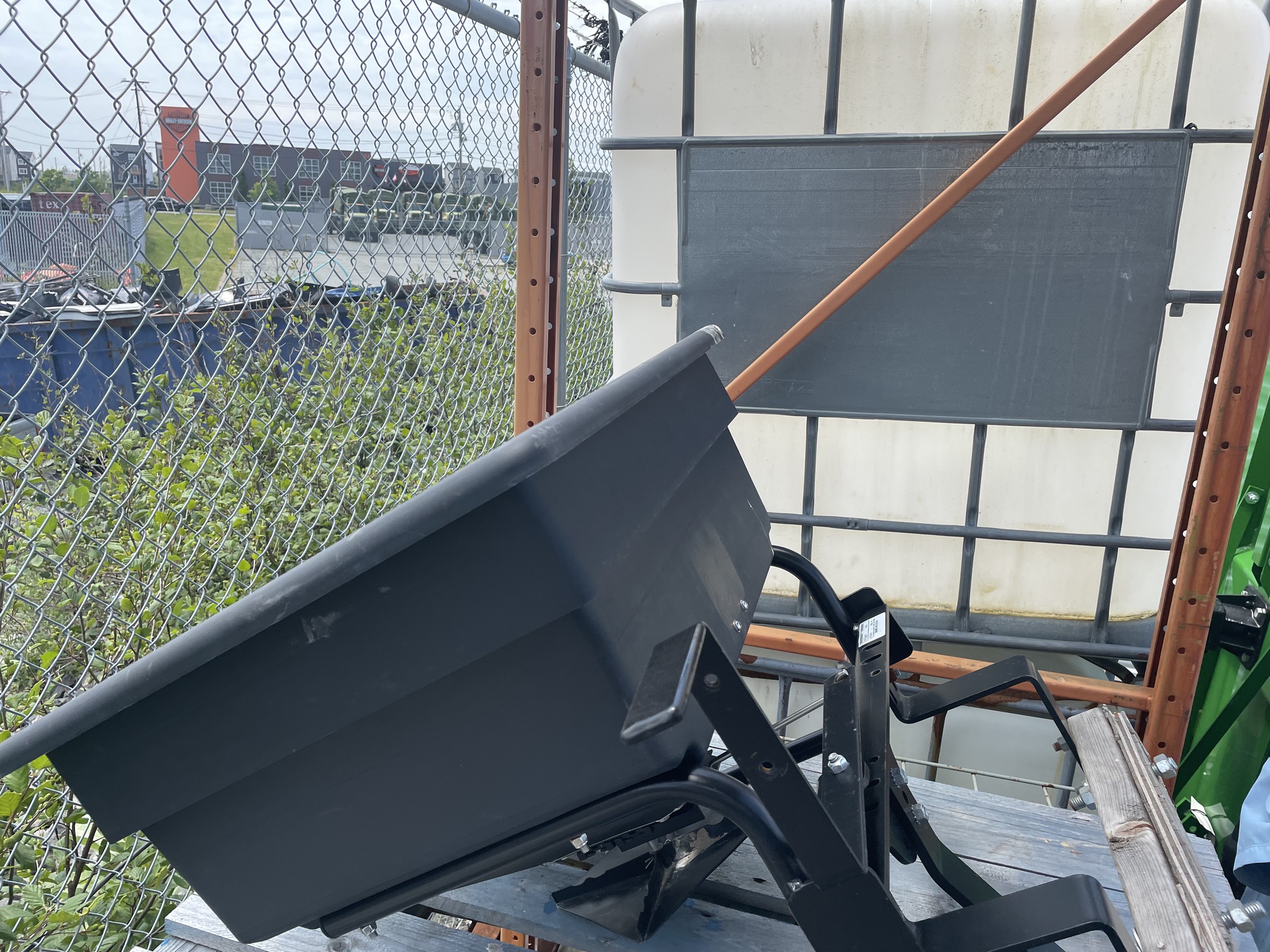 2016 John Deere X570 Image 14