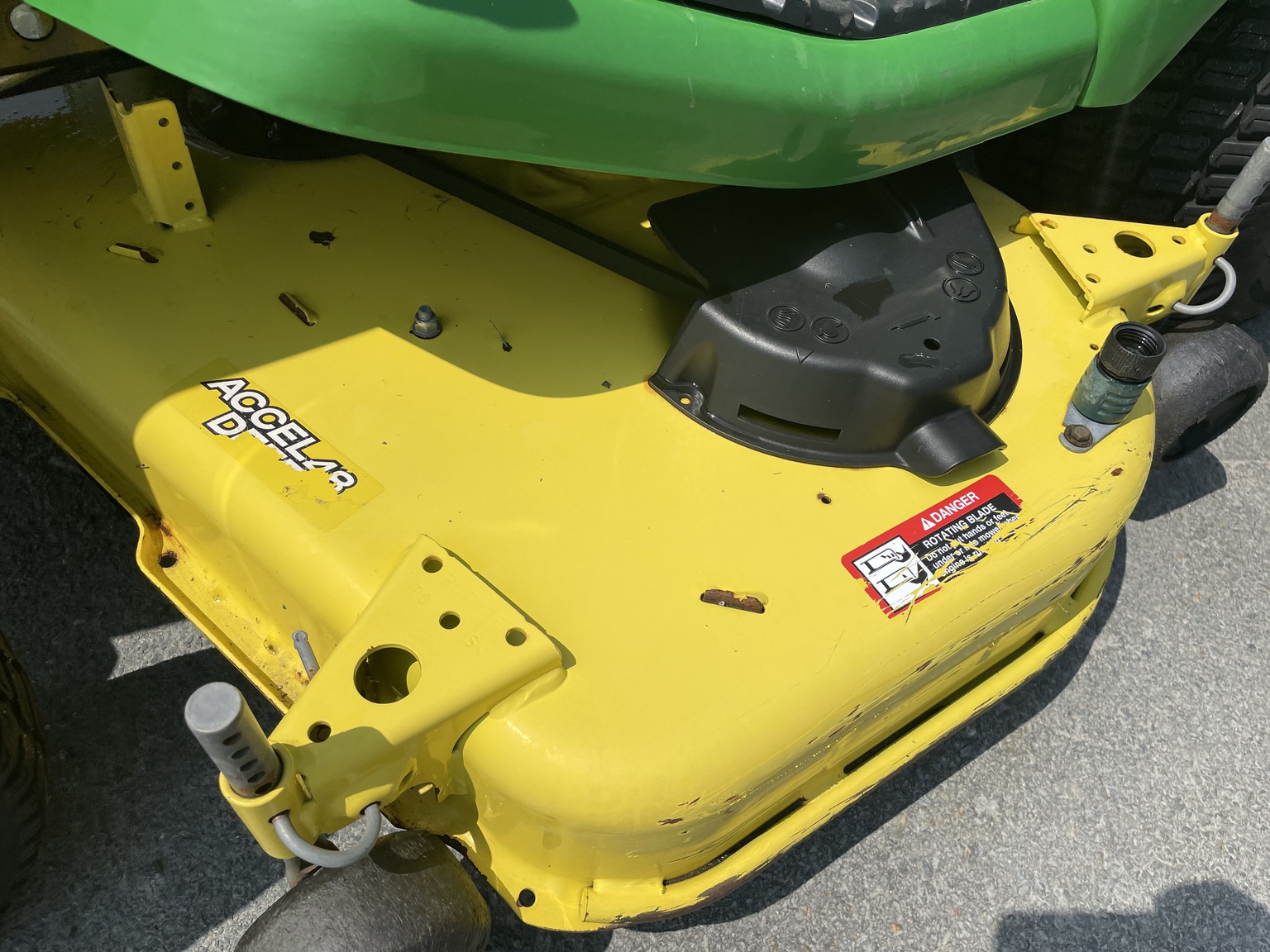 2016 John Deere X570 Image 8