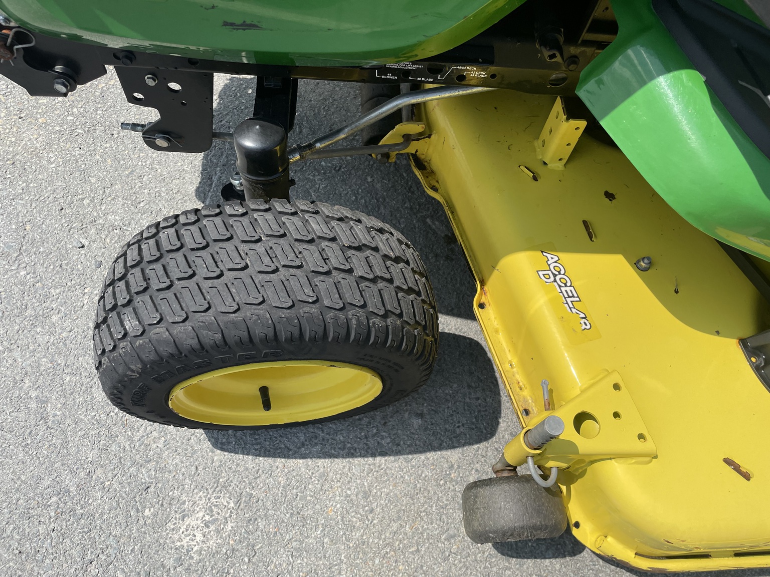 2016 John Deere X570 Image 6