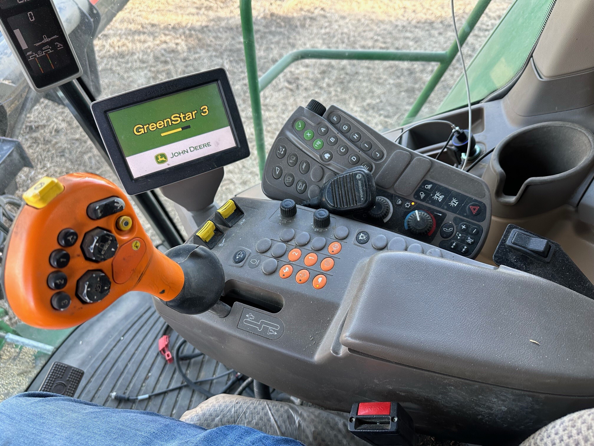 2013 John Deere S670 Image 11