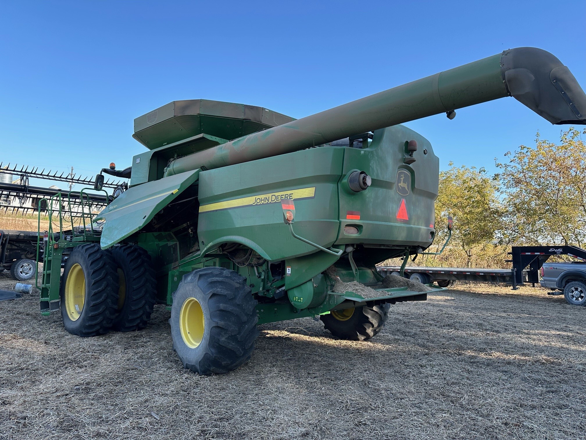2013 John Deere S670 Image 3