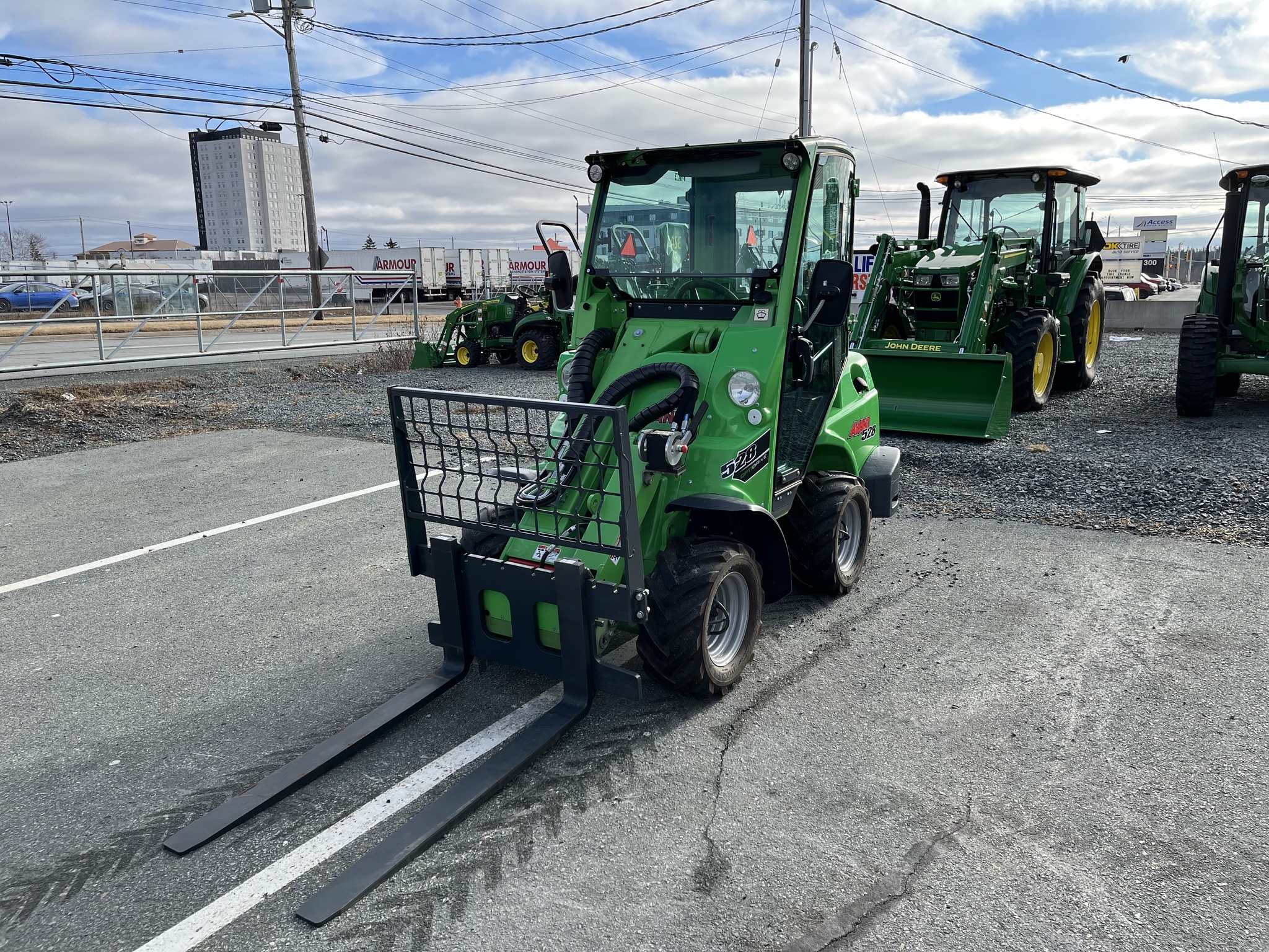 2023 Avant M528 Image 1