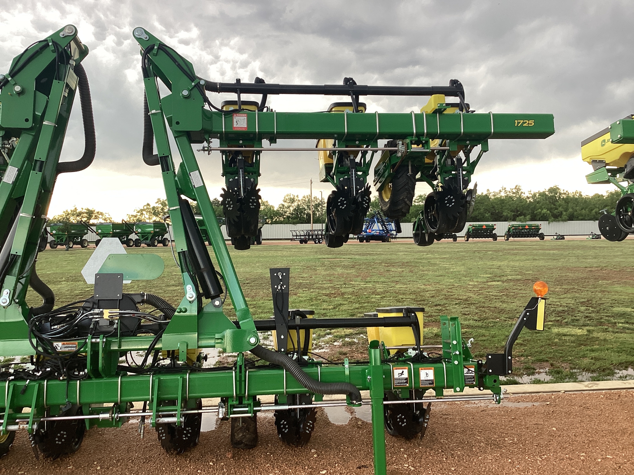 2024 John Deere 1725 Image 3