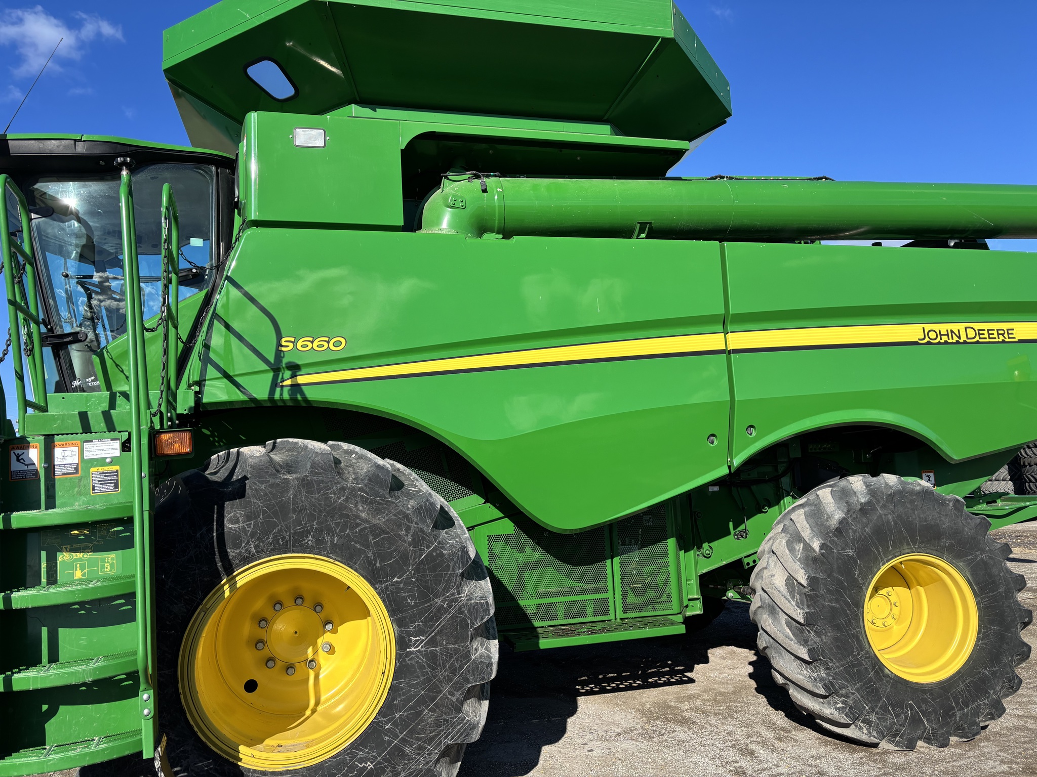 2013 John Deere S660 at Heritage Tractor in Carthage, IL