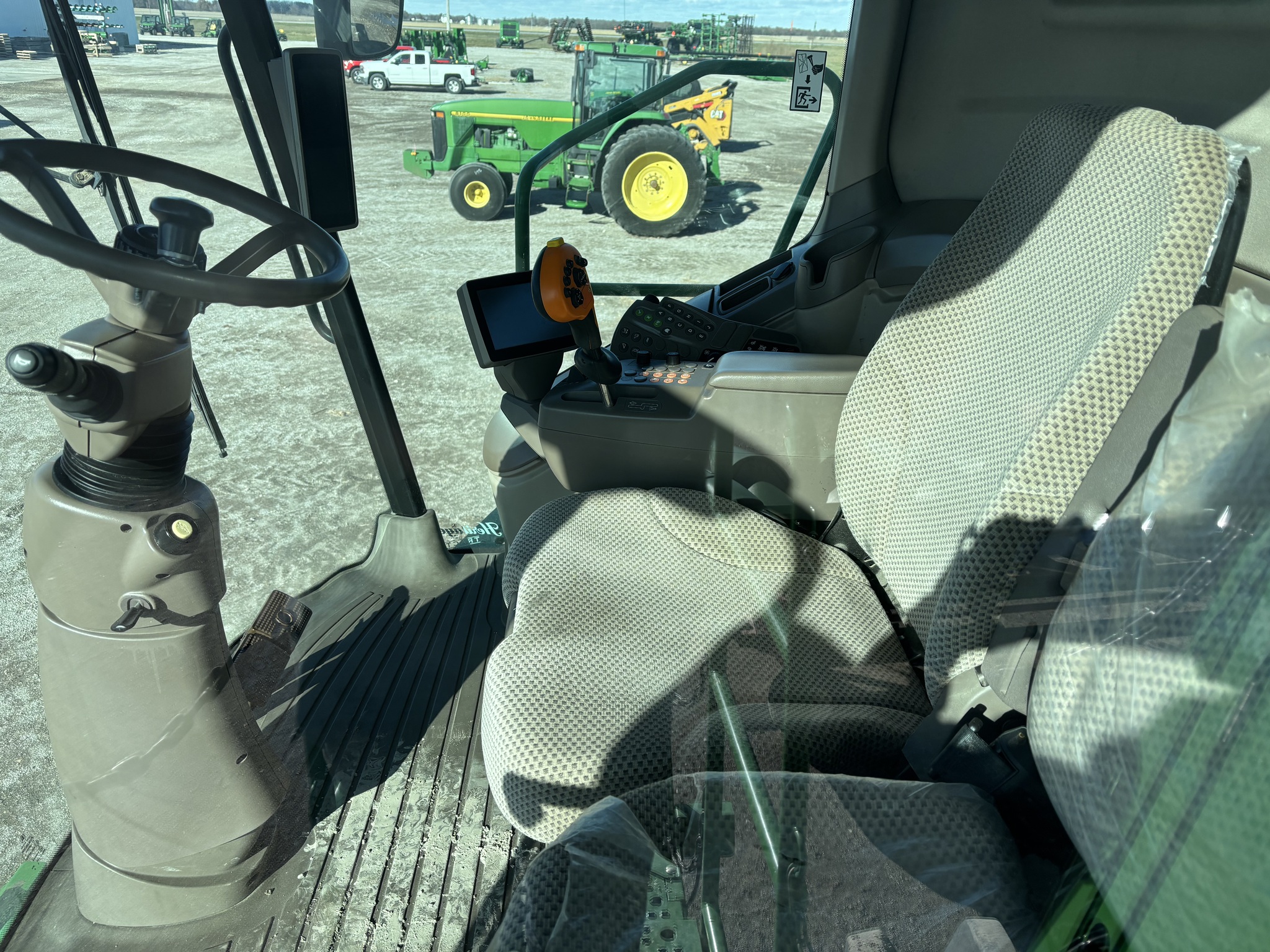  2013 John Deere S660 at Heritage Tractor in Carthage, IL