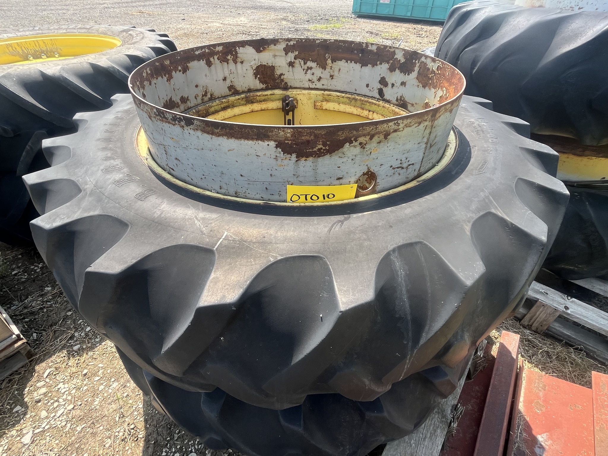 Dual 16.9-38 SNAP ON DUALS Image 1