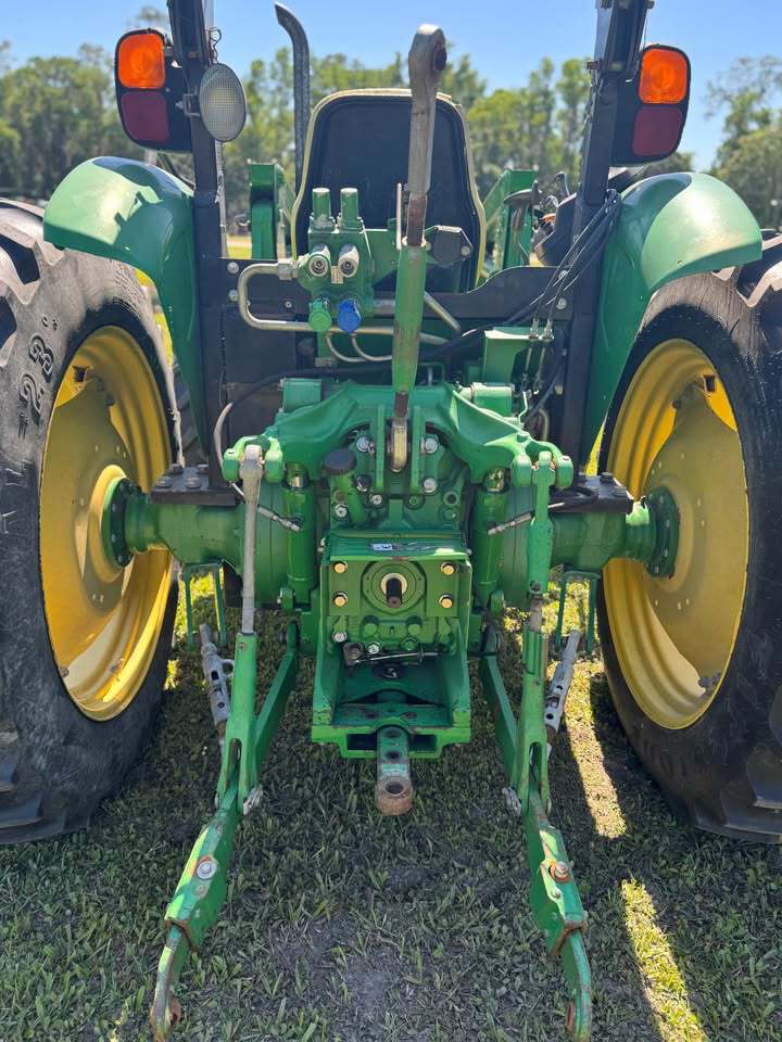 2011 John Deere 5085M Image 4