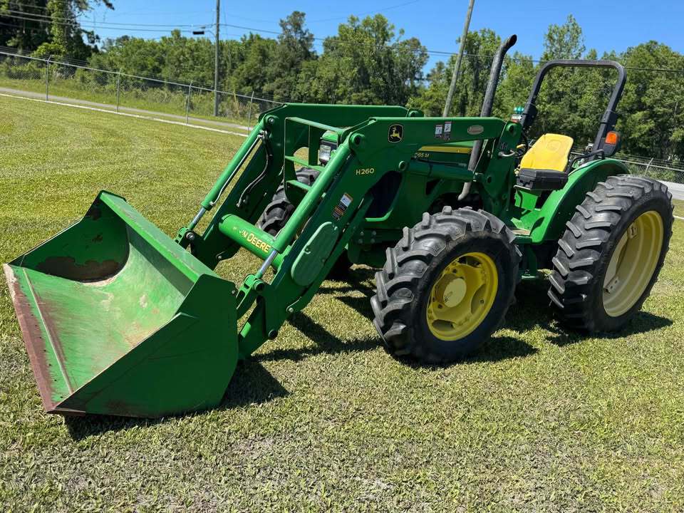 2011 John Deere 5085M Image 1