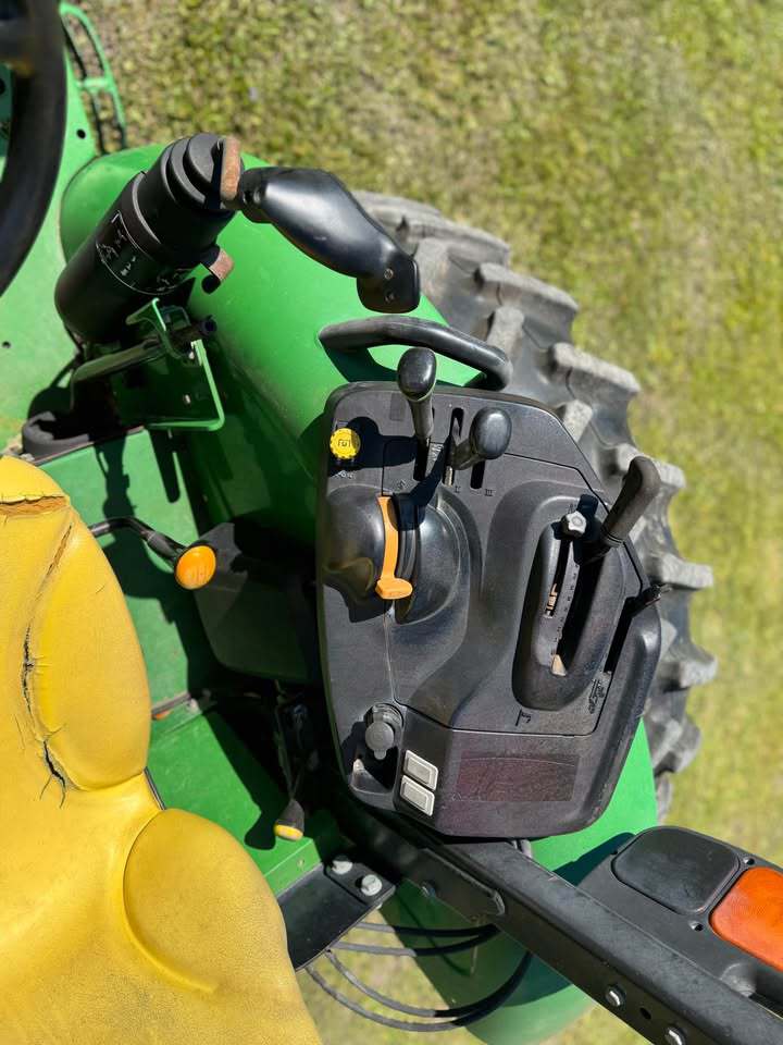 2011 John Deere 5085M Image 10