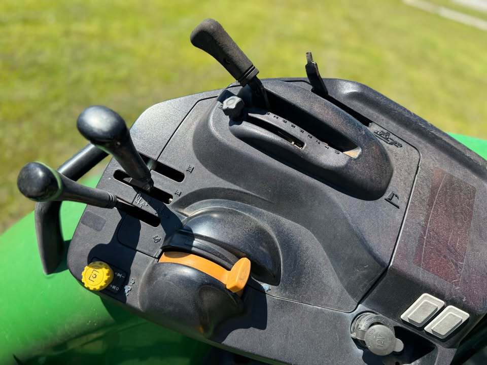 2011 John Deere 5085M Image 11