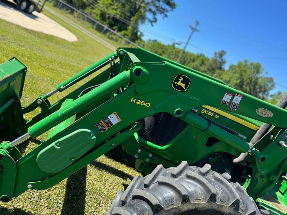 2011 John Deere 5085M Image 2
