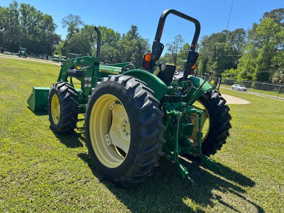2011 John Deere 5085M Image 3