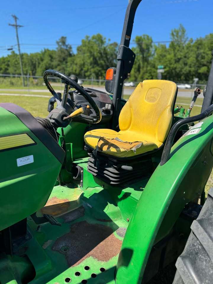 2011 John Deere 5085M Image 7