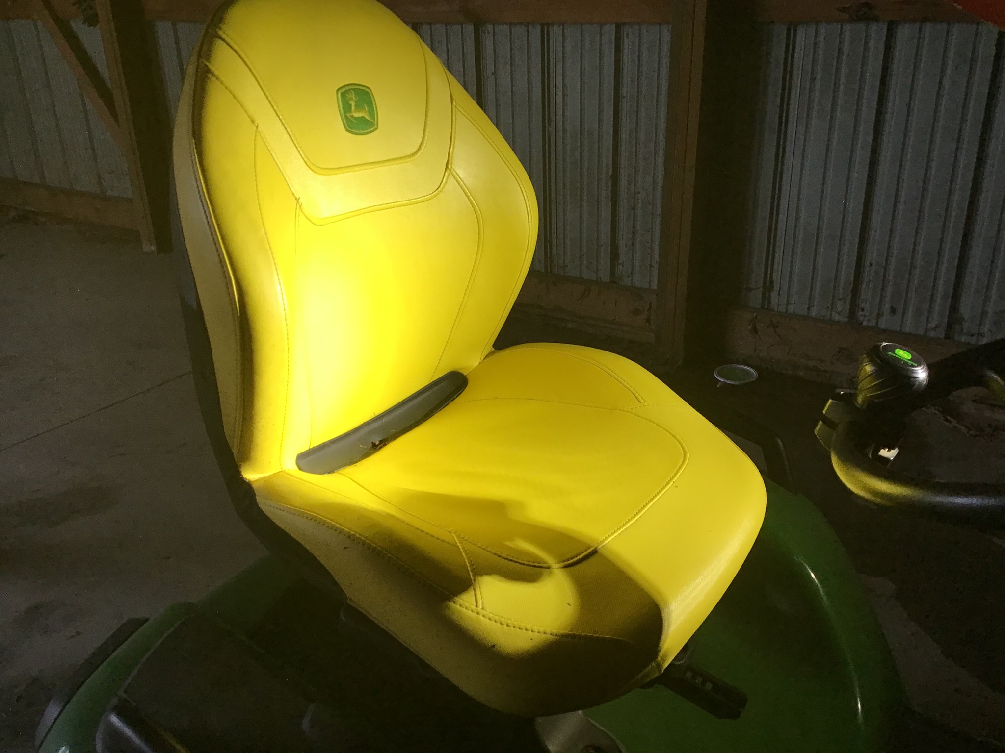 2022 John Deere X580 Image 6