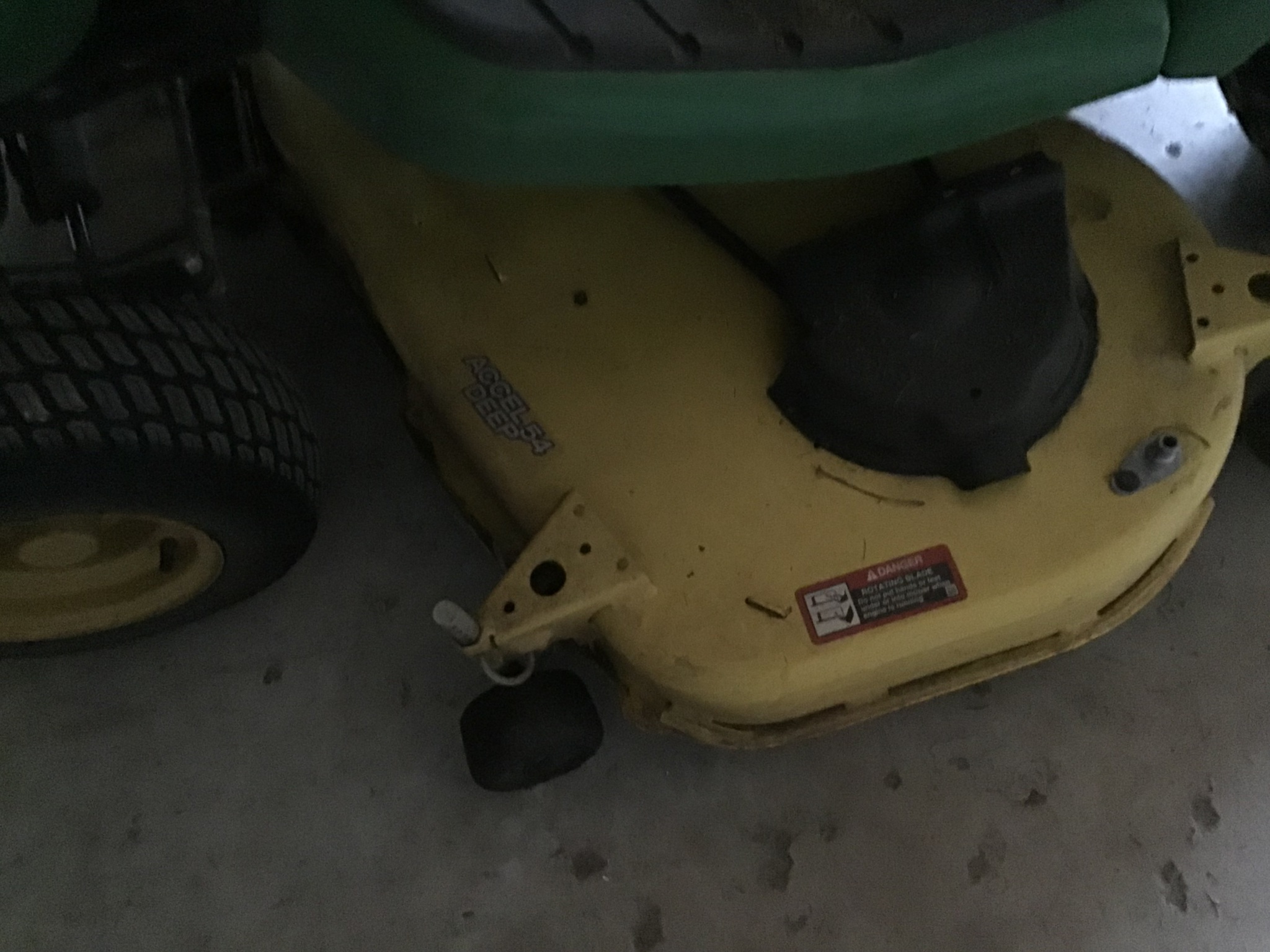 2022 John Deere X580 Image 4