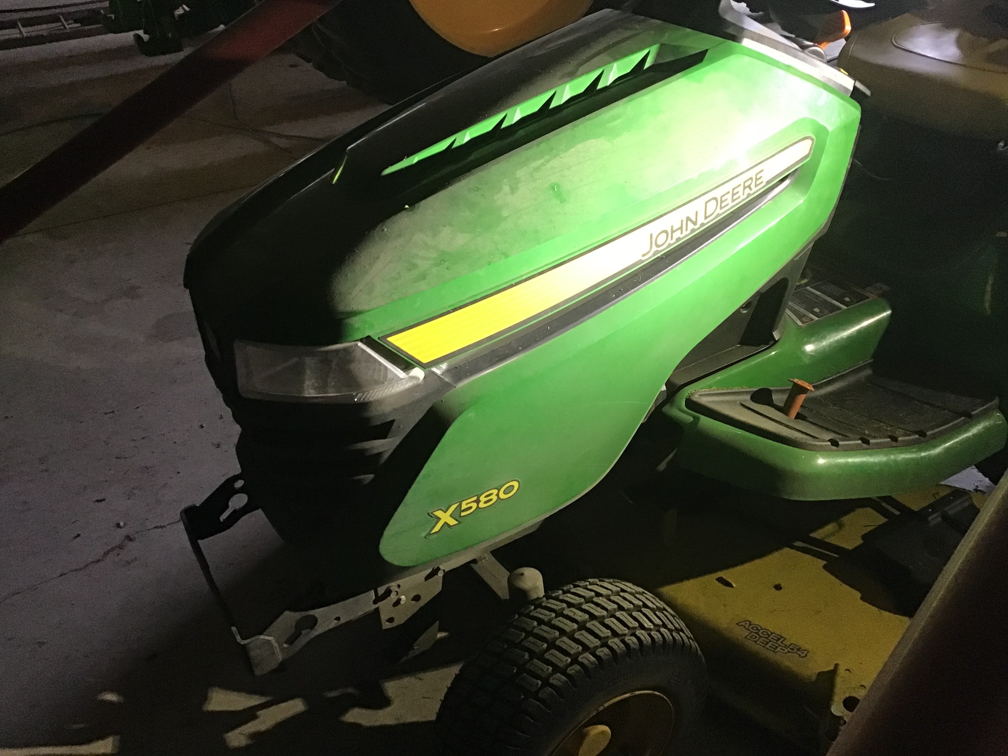 2022 John Deere X580 Image 3