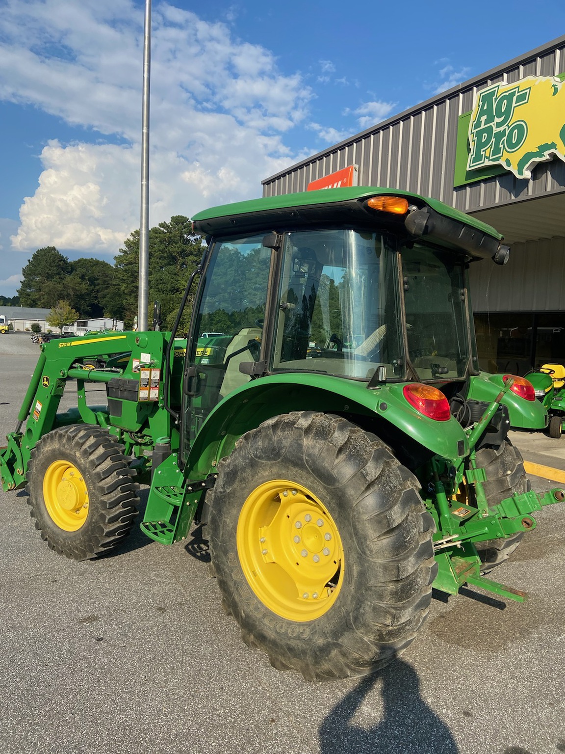 2018 John Deere 5075E Image 3